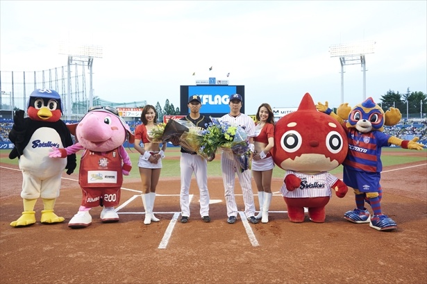神宮球場にマスコットが集結。両チームへの花束贈呈も行われた