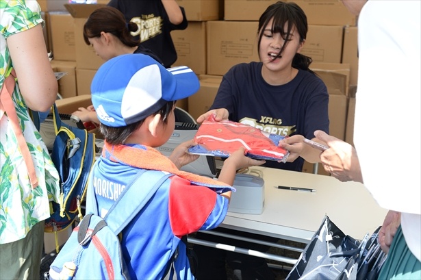 小学生以下限定でベースボールシャツを無料配布