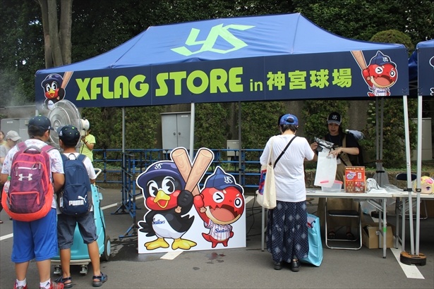 XFLAG STORE 出張販売所。つば九郎とオラゴンのコラボグッズが販売