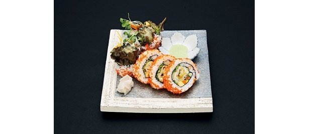 上海から上陸！　「SHARI THE TOKYO SUSHI BAR」の「カルフォルニアロール」(5貫700円)は、サラダや旬の魚介類などを巻いている。彩りがキレイ！