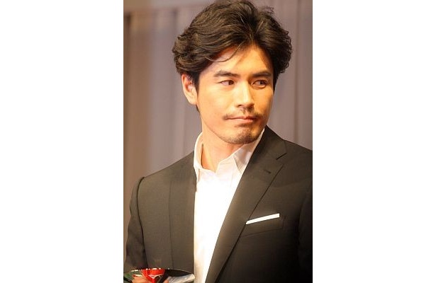 男性部門では俳優の伊藤英明さんが受賞