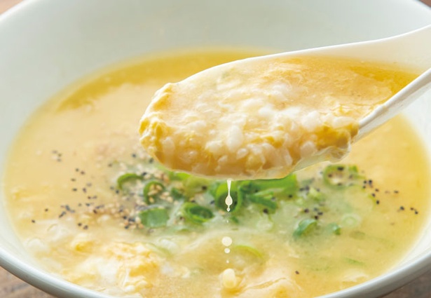 鶏塩ラーメン ほったて小屋 / 「シメの雑炊」(200円)。丼に残ったスープで堪能する雑炊。鶏の旨味たっぷりのスープに卵を溶かす