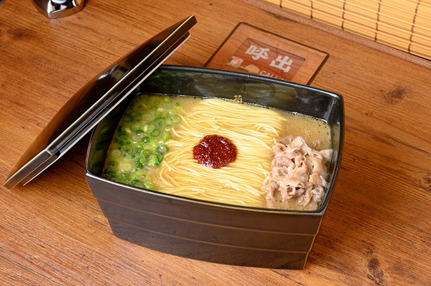 鶏を贅沢に使用した「一蘭ラーメン -100%とんこつ不使用」(1180円)/一蘭 なんば御堂筋店