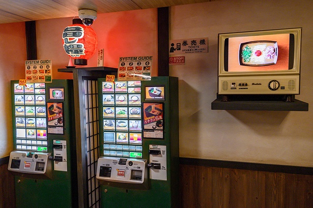 昭和の日本をイメージしたレトロ感のある店内/一蘭 なんば御堂筋店