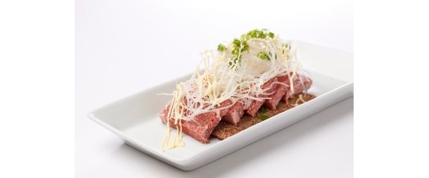 「コマネチ」はコンビーフ、マヨネーズ、ネギ、チーズを使用した一品