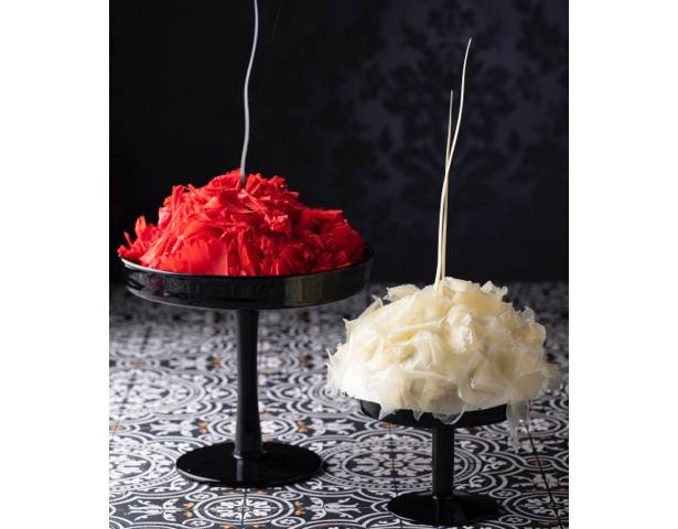 薔薇の花びらを散らしたような「ローズ・トラップ」は、ザクロのシロップを染みこませたスポンジで作る苺のショートケーキ
