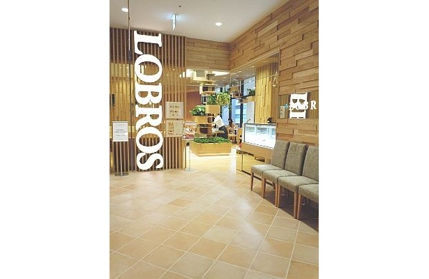 「ロブロス カフェ」の玄関