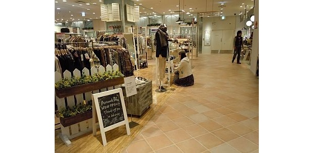 幅広い年代層のお客様に対応したアパレルショップも多数
