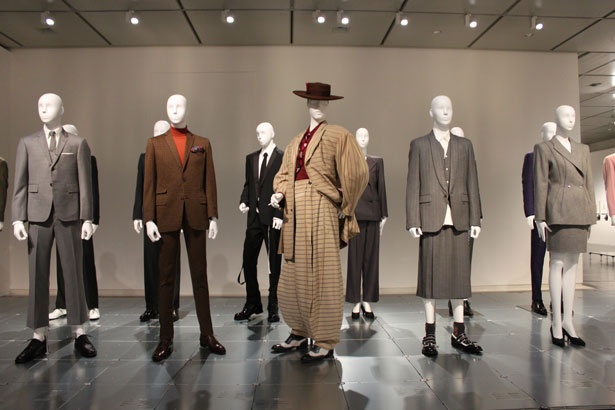 【写真中央】ラフな装いのズート・スーツは日本の学生服のボンタンやドカンに取り入れられる