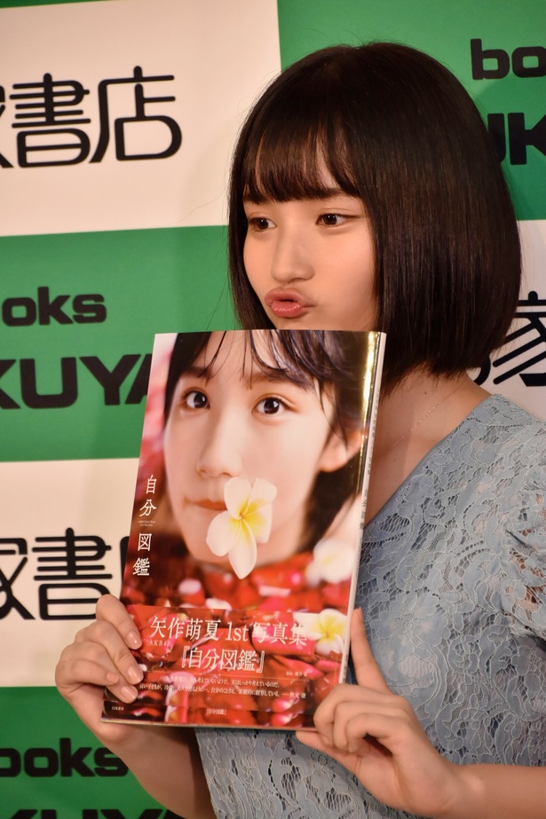 AKB48 矢作萌夏「16歳の萌ちゃんがとっても詰まっているピチピチな、フレッシュな初めての写真集です」｜ウォーカープラス