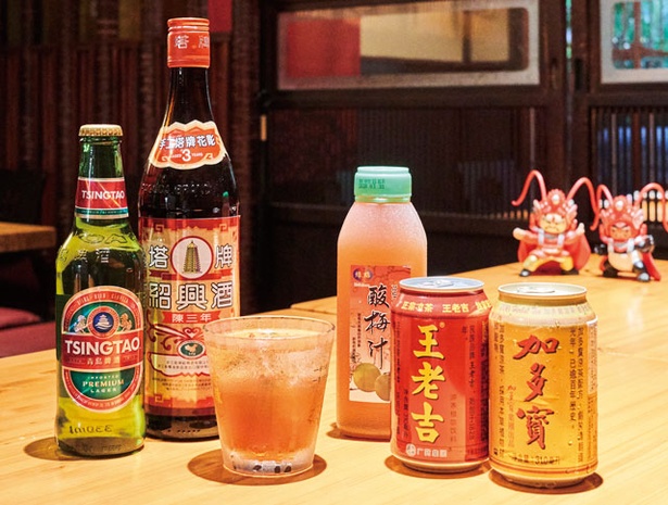 香香火鍋 / 「紹興酒」(グラス350円)や「青島ビール」(400円)など、中国産の銘柄が並ぶ