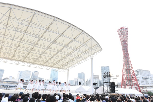 神戸のメリケンパークでミニライブを開催したSTU48