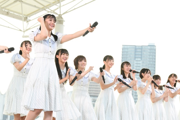 笑顔が弾ける瀧野由美子（左から2人目）らSTU48のメンバー