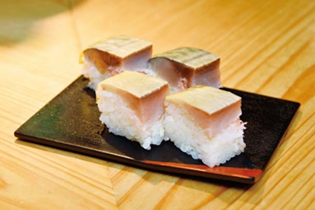 ひと口サイズの名物の鯖ずし(1皿540円)。これだけを食べに来る常連も多い/立ち食い寿司 英