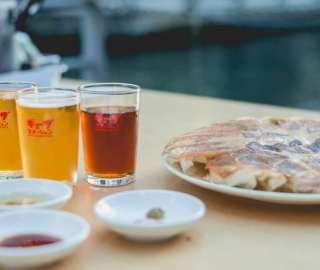 パリパリギョーザで気軽に飲める！ 大阪・道頓堀川に浮かぶ「ギョーザステーション」が登場