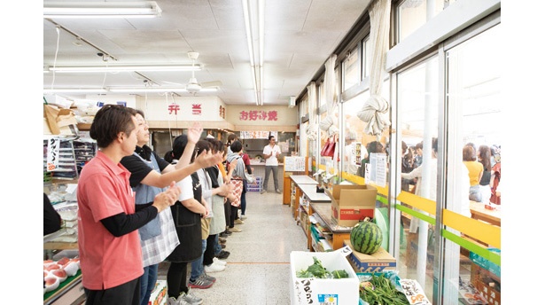 並んでいる人へ感謝のもてなし / ダイワスーパー