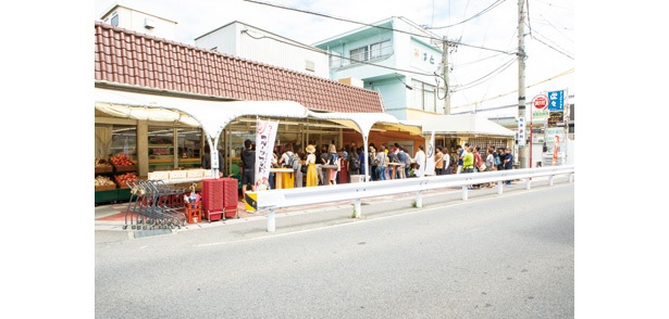 しだいに気温が高くなる好天の中、開店30分前の時点で50人以上。開店時間が近づくとおよそ60人に！ / ダイワスーパー