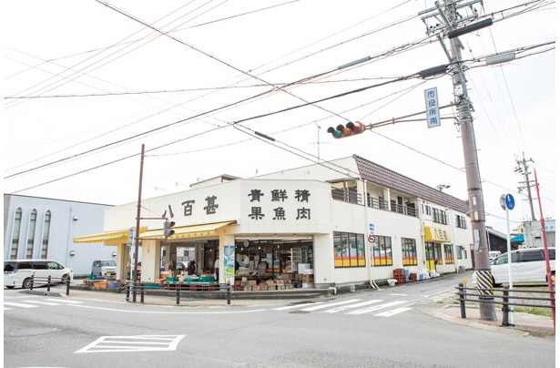 店頭には旬のフルーツがずらり / 八百甚