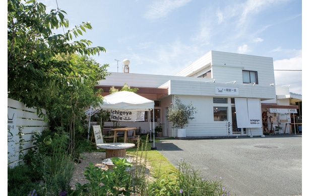 真っ白な壁がひと際目をひく、おしゃれな雑貨店のような外観 / 一期家一笑