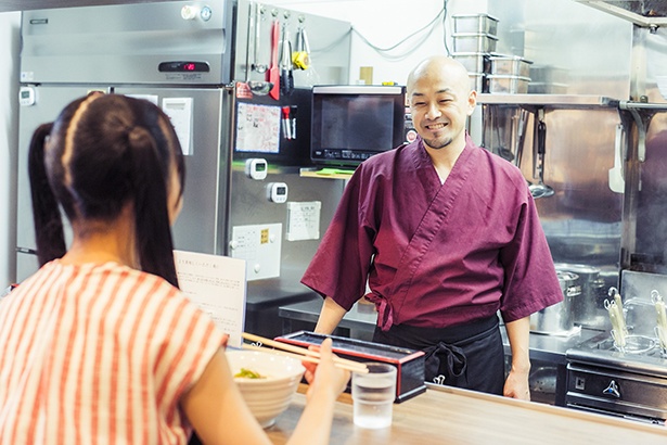 店主さんと談笑するおうちゃん