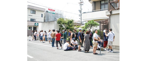 【写真を見る】行列ピーク時はこんなにたくさんの人が！攻略法を読んで対策しよう / らぁ麺 紫陽花