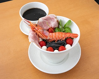 「ラーメンWalker神奈川2019」限定麺ラリーもついにラスト！華やかなイカスミつけ麺でフィナーレを飾る