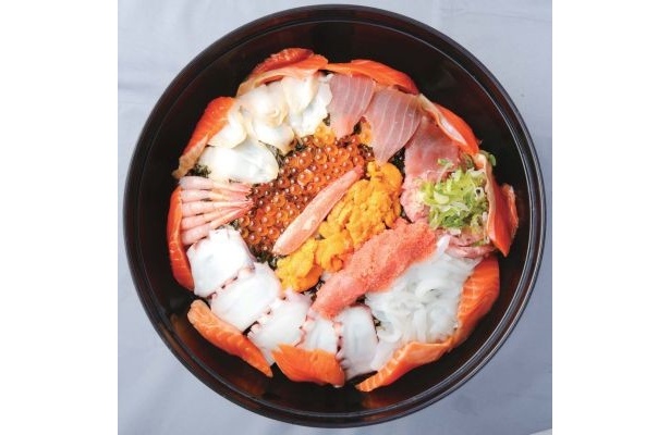 「海鮮丼 若狭家」(名古屋・矢場町)の「大漁海鮮丼」(3800円)