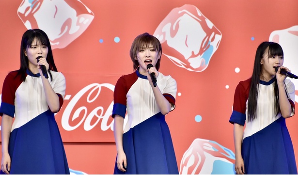 岡田奈々さん、門脇実優菜さん、矢野帆夏さんが『青い檸檬』を情感たっぷりに歌い上げた