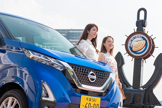 鮮やかなオーシャンブルーの新型日産デイズの前で爽やかな表情を見せるドーキンズさんと薄井さん