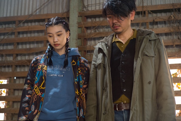 戌井父娘に扮した紅甘と斉藤陽一郎