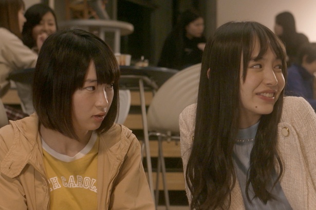大学の同級生役の石川瑠華と井桁弘恵