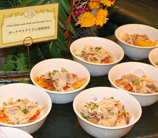 「ポークサラダうどん胡麻風味」
