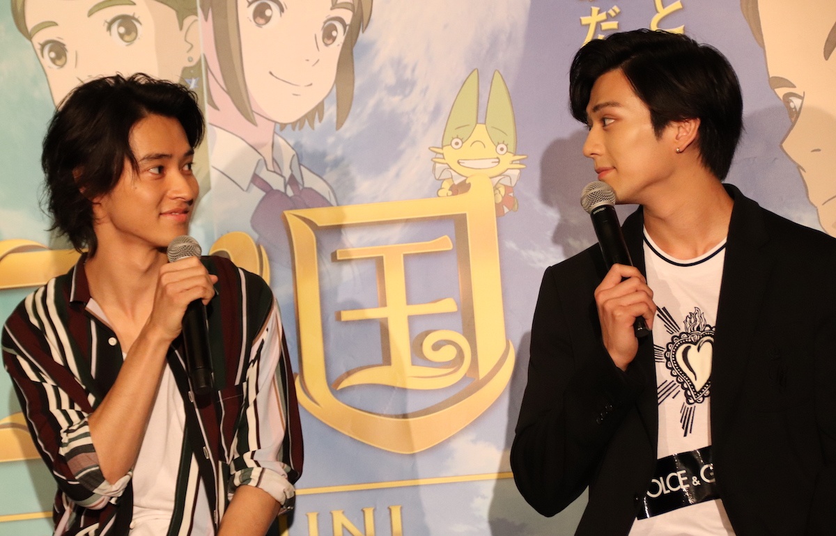 【写真を見る】見つめ合う山崎賢人&新田真剣佑、永野芽郁から注意された