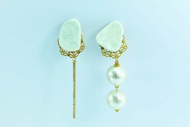 伊万里焼×ピアス(6480円)。伝統的な伊万里焼に、高級感のあるホワイトのコットンパールとラインストーンをあしらったピアス
