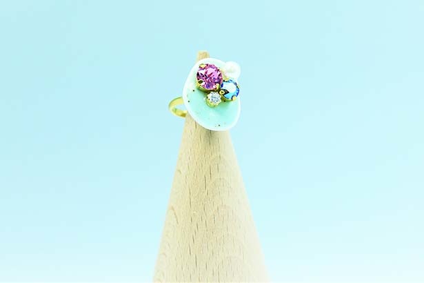 肥前吉田焼×リング(6480円)。陶片とスワロフスキーの組み合わせが目を引く。ワンランク上のおしゃれを楽しむことのできる一品だ