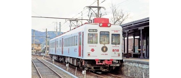 貴志川町の名産品であるイチゴをモチーフにした可愛い「いちご電車」