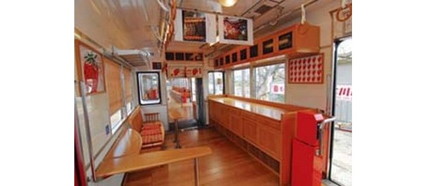 「いちご電車」の内装はイチゴ尽くし！