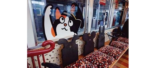 「たま電車」にはネコ足ソファーなどが配置されている