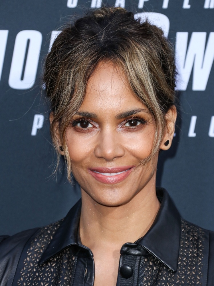 50歳を超えても美貌を保ち、精力的に活動するハル・ベリー