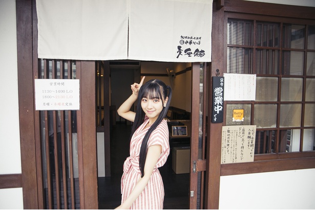 黒髪ロングヘアが印象的なSKE48の末永桜花が、名古屋で人気のラーメン店をレポート！