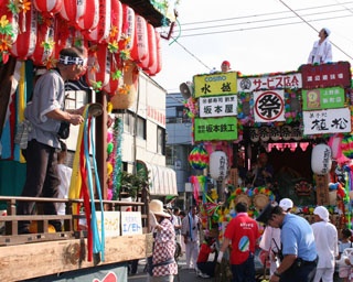山梨県上野原市で華やかな山車が繰り出す「牛倉神社例大祭」開催