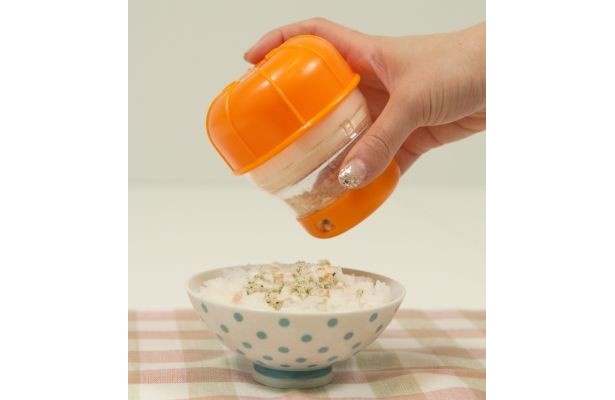 容器下部のフリカケ口から直接振り掛けることが可能
