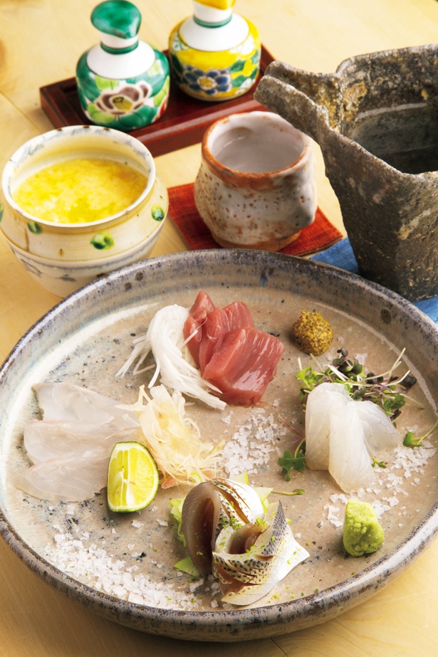 天然ものの刺身を贅沢に盛り合わせた離亭 三ぶんの「刺身盛り合わせ」(1500円)