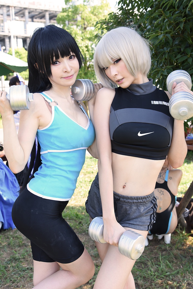 「ダンベル何キロ持てる?」の奏流院朱美(左:まゆろんさん)と、ジーナ・ボイド(右:王子妃さん)