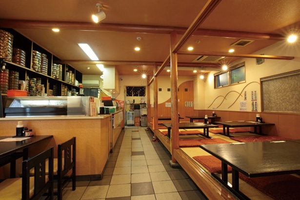 2003年に改装した店内。カウンター席の奥に使い込まれた寿司おけが並んでいる