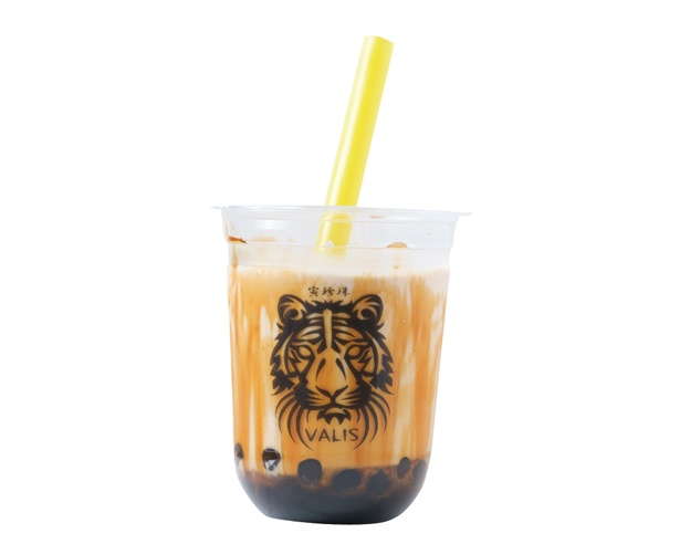 【写真を見る】黒糖シロップのトラ柄が映える「寅珍珠(とらタピオカ) 黒糖ミルクティー」(690円) / CAFE＆BAR VALIS