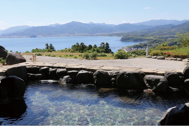 露天風呂からの眺望が自慢で、対岸に青海島を見渡せる / 黄波戸温泉交流センター