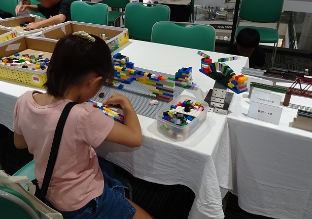 ブロック玩具でアーチなどを作って建築を学べる「見て触って感じる建物や橋のつよさの仕組み」コーナー