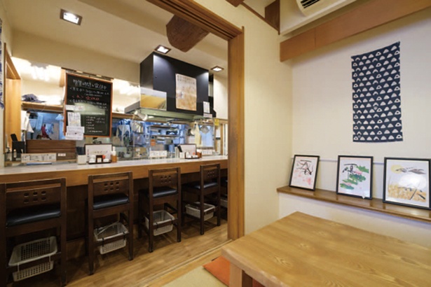 熟練した職人の技を間近で見ることができるオープンキッチン / 讃岐うどん 本格手打 てつ家
