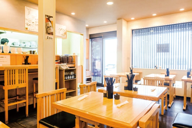 営業時間中は常に満席に近いという店内。回転は速い / 手打ちうどん うえだ